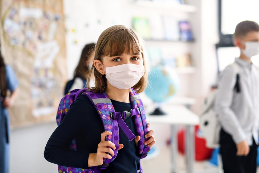 child-with-face-mask-going-back-to-school-after-co-46EAL3L